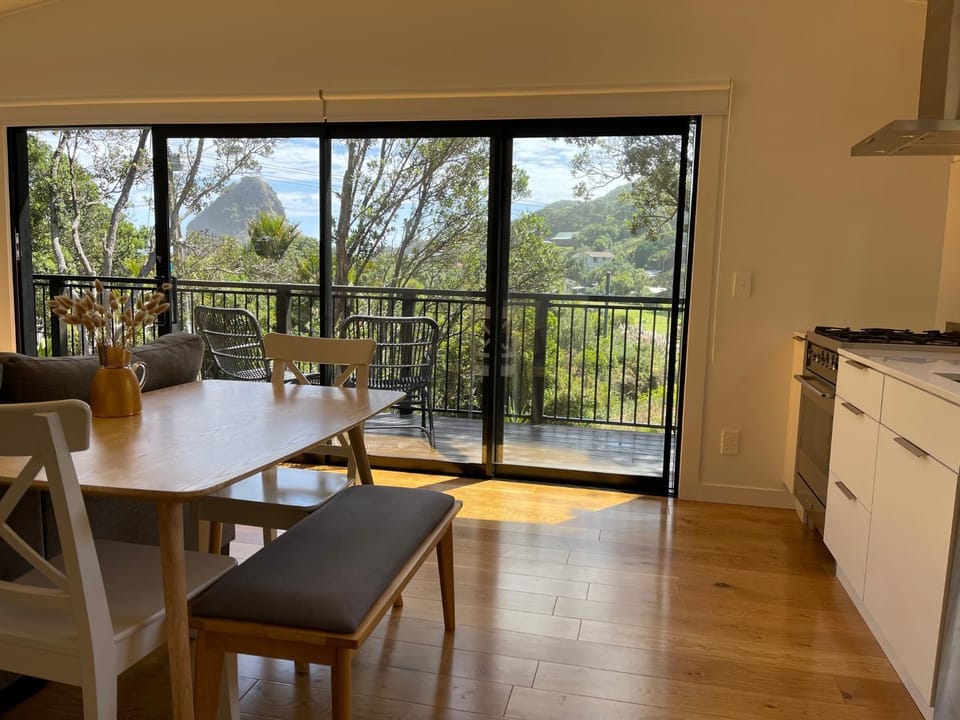 View (from property/room), Kitchen or kitchenette, Dining area