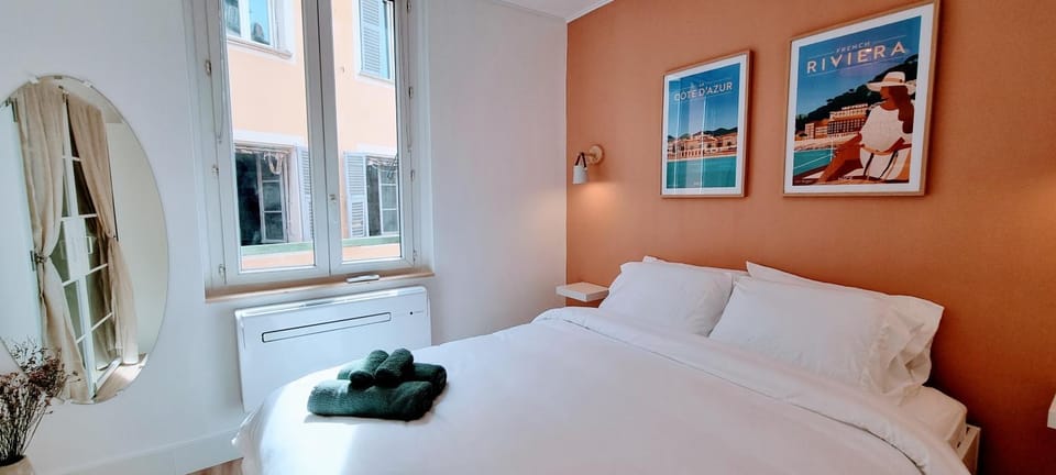 Photo of the whole room, Bedroom, towels