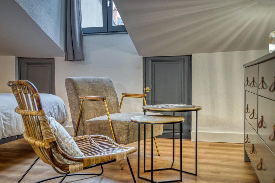 Bed, Living room, Photo of the whole room, Seating area, Dining area, Bedroom