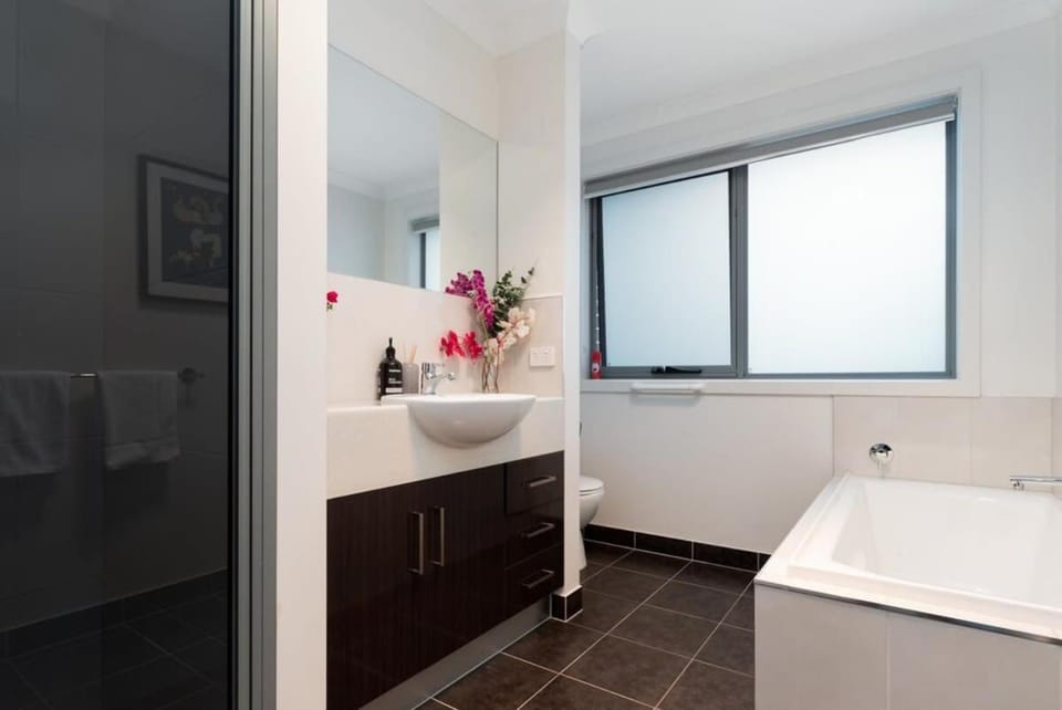 Comfortable Home 10 Minutes from Town - Wifi and Garage House in Tasmania