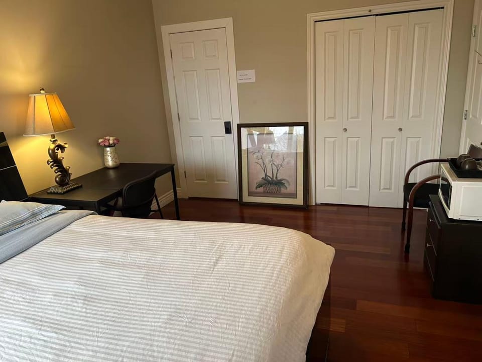 A quiet independent entrance suite on second floors with private bathroom close to YVR Vacation rental in Richmond