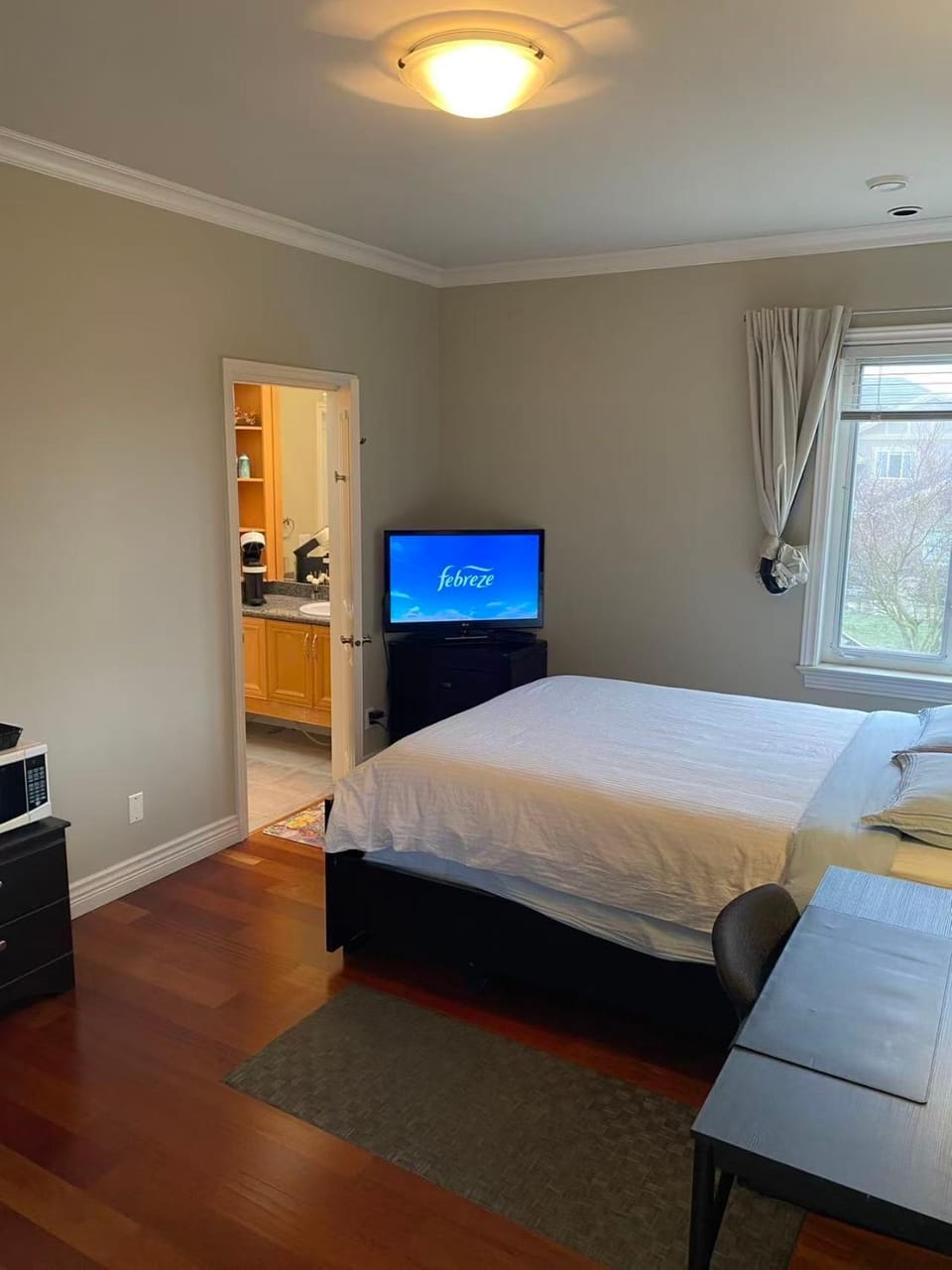 A quiet independent entrance suite on second floors with private bathroom close to YVR Vacation rental in Richmond