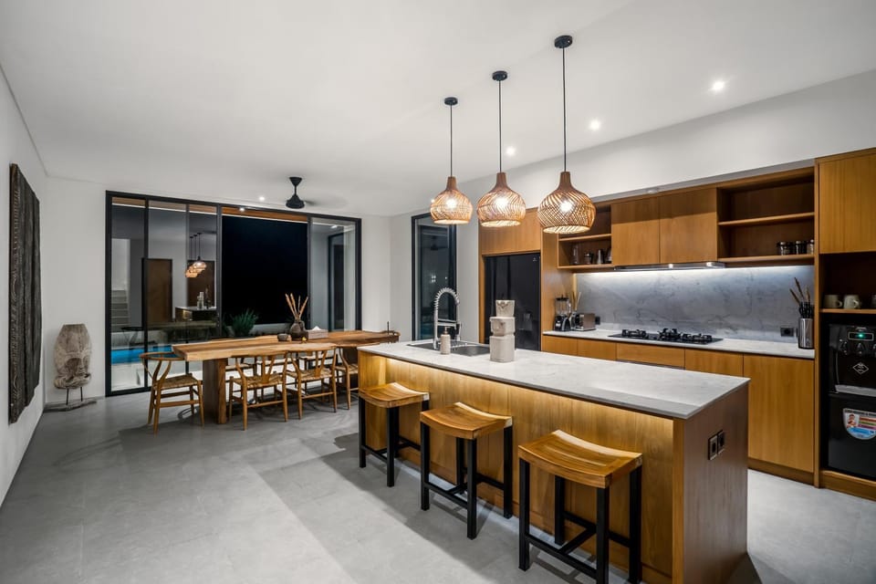 Kitchen or kitchenette, Seating area, Dining area