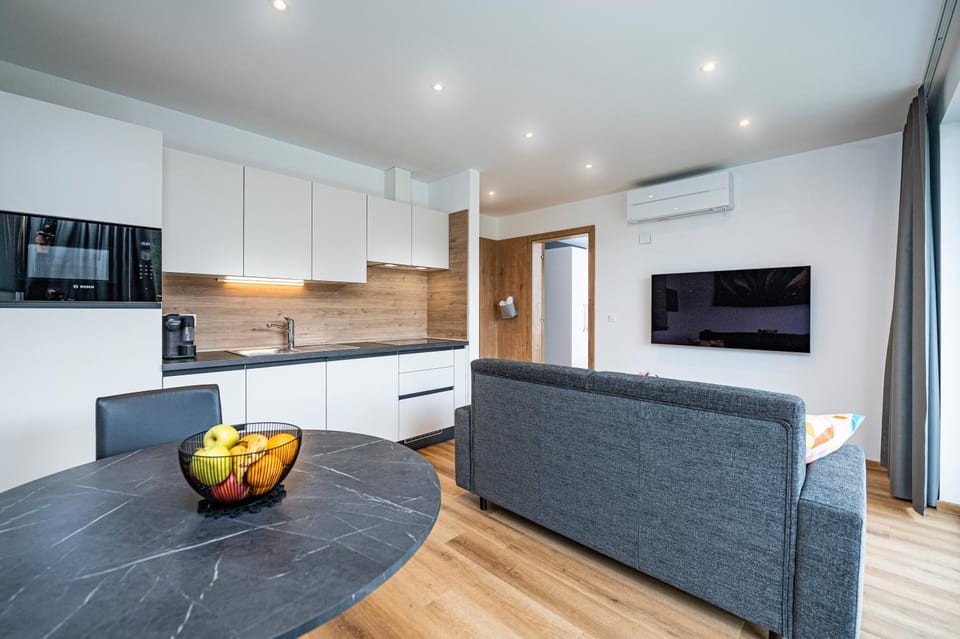 TV and multimedia, Kitchen or kitchenette, Living room