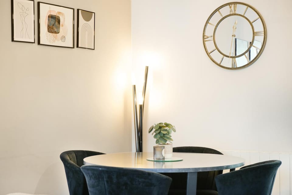 Decorative detail, Seating area, Dining area