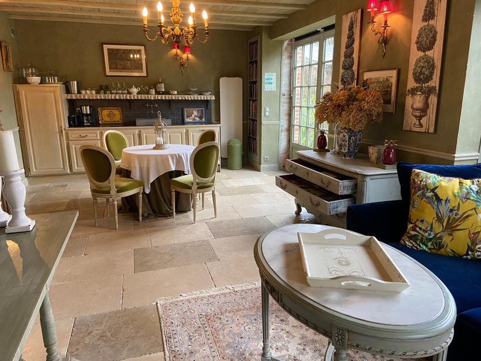 Kitchen or kitchenette, Living room