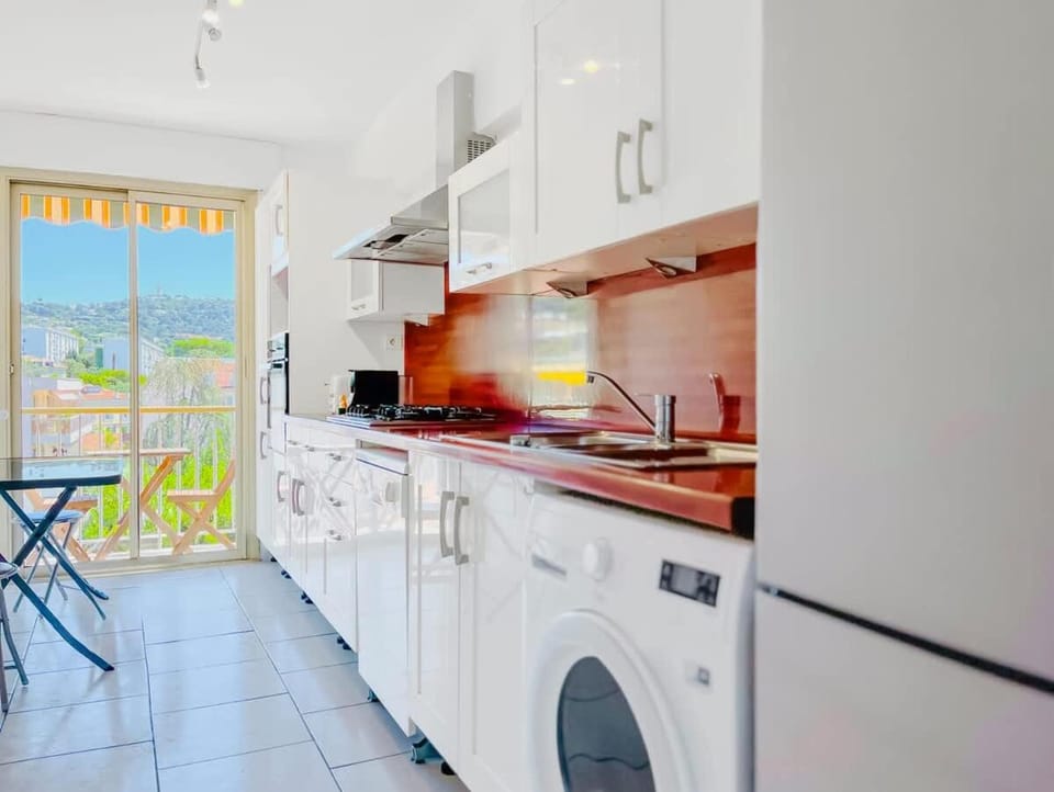 Kitchen or kitchenette, City view, stove, washing machine