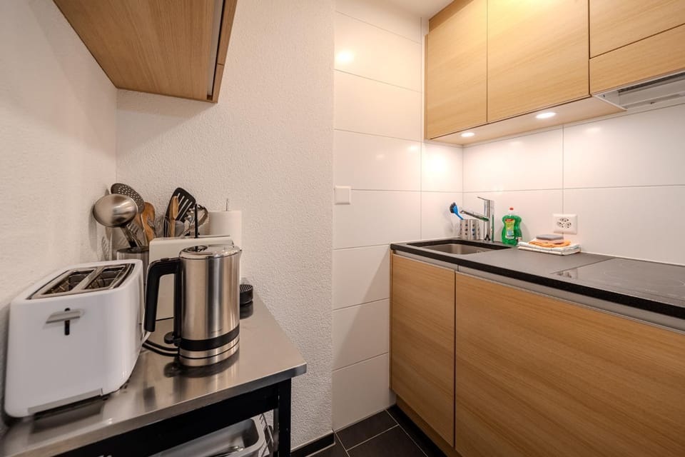 Coffee/tea facilities, Kitchen or kitchenette, stove, toaster