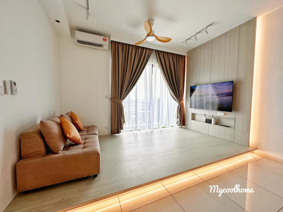 Communal lounge/ TV room, TV and multimedia, Living room, Seating area, air conditioner