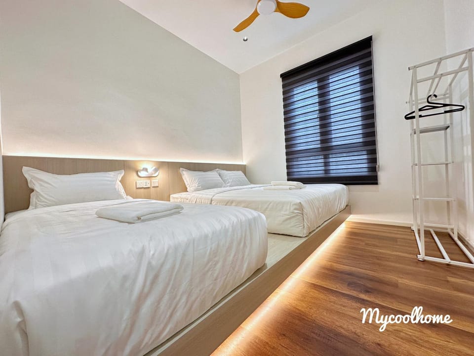 Bed, Photo of the whole room, Bedroom, fireplace, towels, wardrobe, air conditioner