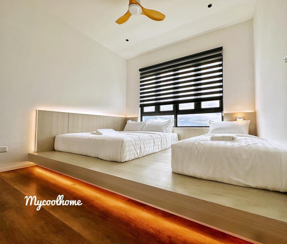 Bed, Photo of the whole room, Bedroom, fireplace, towels, air conditioner
