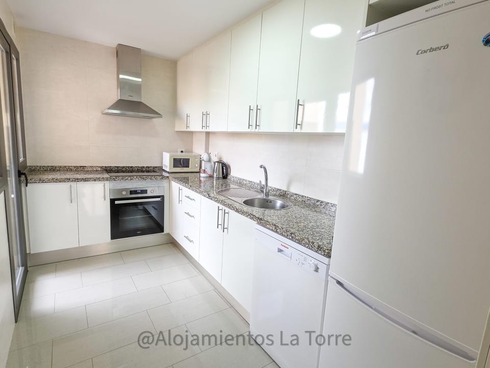 Kitchen or kitchenette, dishwasher, oven