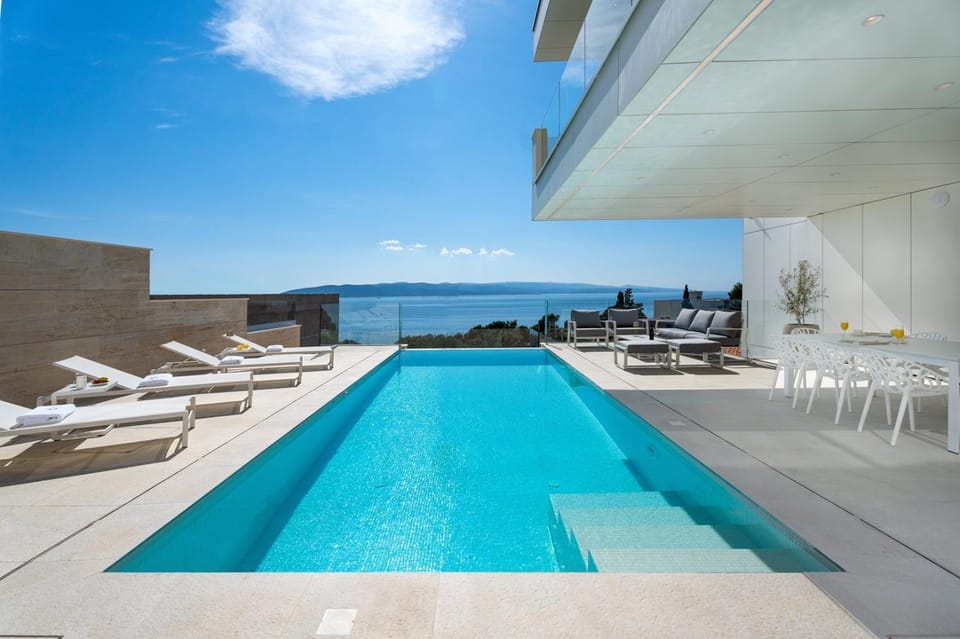 Property building, Balcony/Terrace, Swimming pool