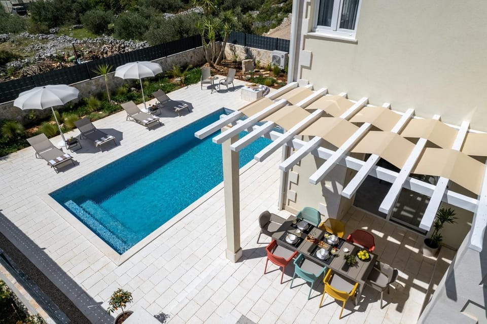 Garden, Dining area, Swimming pool