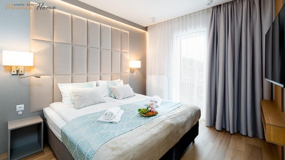 Bed, TV and multimedia, Photo of the whole room, Bedroom, towels