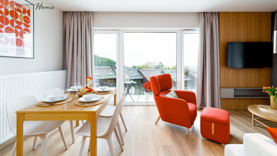 TV and multimedia, Living room, Seating area, Dining area