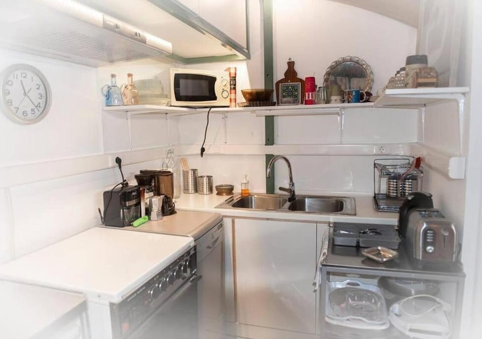 Coffee/tea facilities, Kitchen or kitchenette, minibar, oven, toaster