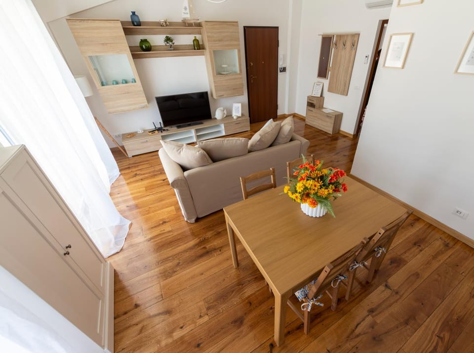 Communal lounge/ TV room, TV and multimedia, Kitchen or kitchenette, Living room, Seating area, Dining area, Evening entertainment