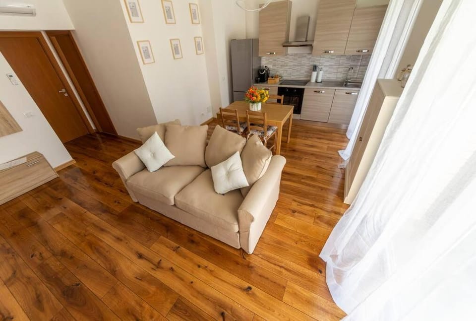 TV and multimedia, Kitchen or kitchenette, Living room, Seating area