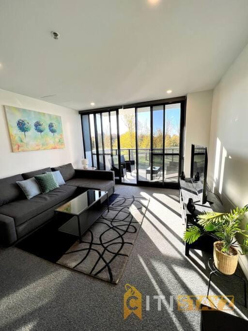 Fab in Phillip - 2bd 2bth Apt - Close to CBR Hospital Apartment in Canberra