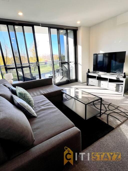 Fab in Phillip - 2bd 2bth Apt - Close to CBR Hospital Apartment in Canberra