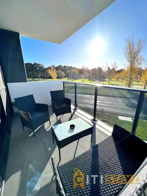 Fab in Phillip - 2bd 2bth Apt - Close to CBR Hospital Apartment in Canberra