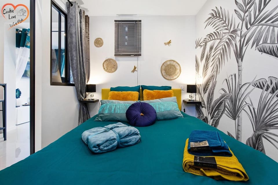 Bed, Photo of the whole room, Bedroom, towels