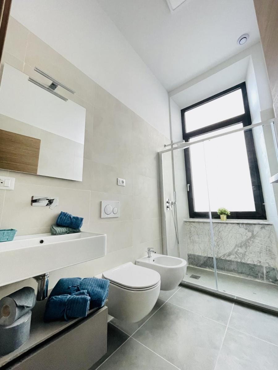 Shower, Toilet, Bathroom, Bath, bidet, towels