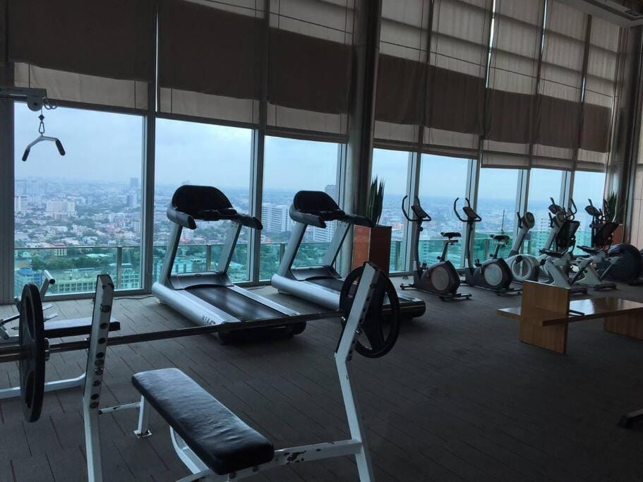 HIGH RISE LUXURY CONDO 1BED ROOF TOP POOL 2 MinMRT Apartment in Bangkok
