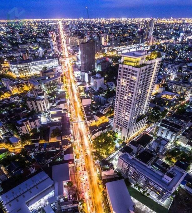 HIGH RISE LUXURY CONDO 1BED ROOF TOP POOL 2 MinMRT Apartment in Bangkok