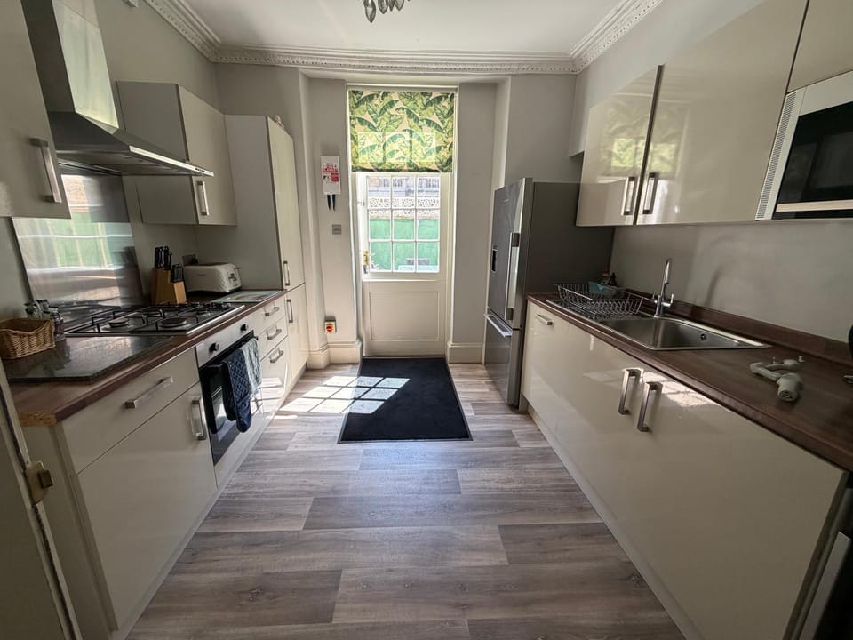 Dream Stays Bath - Trim Street Townhouse with Hot tub Apartment in Bath