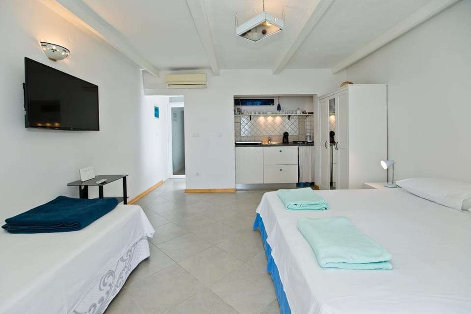 Kitchen or kitchenette, Bedroom, air conditioner