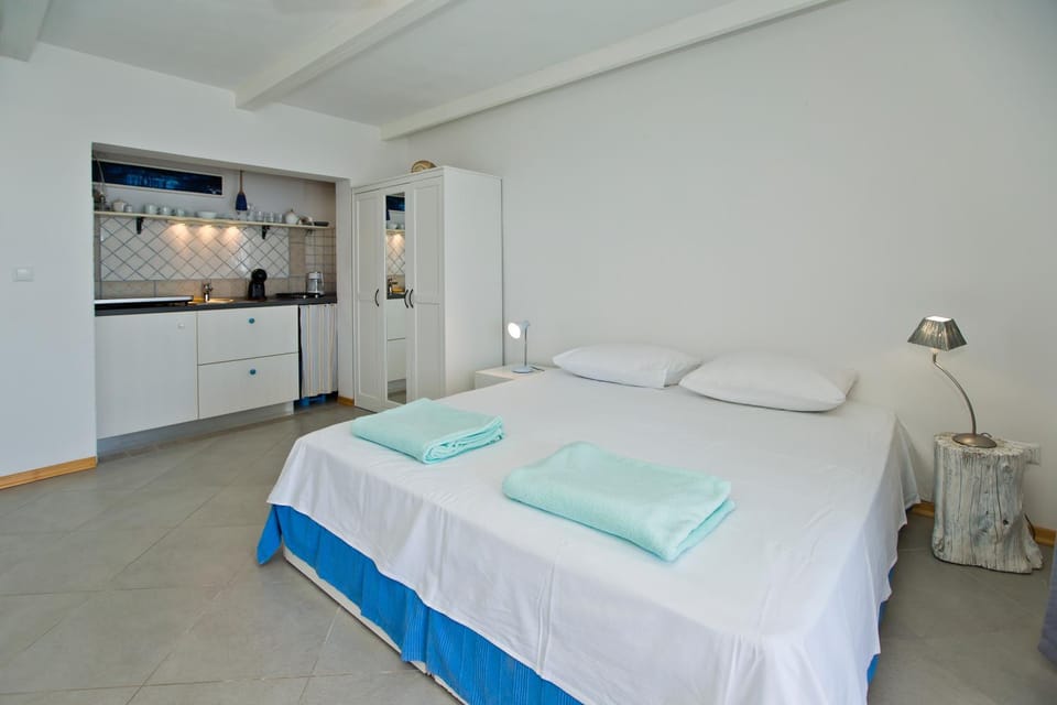 Kitchen or kitchenette, Bedroom