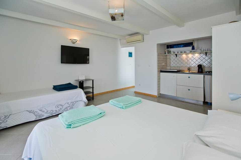 Bed, Kitchen or kitchenette, air conditioner