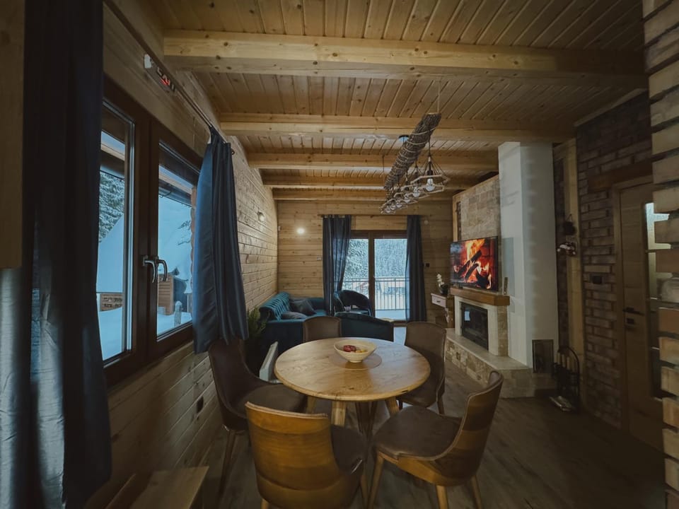 TV and multimedia, Living room, Seating area, Dining area, Garden view, flat iron