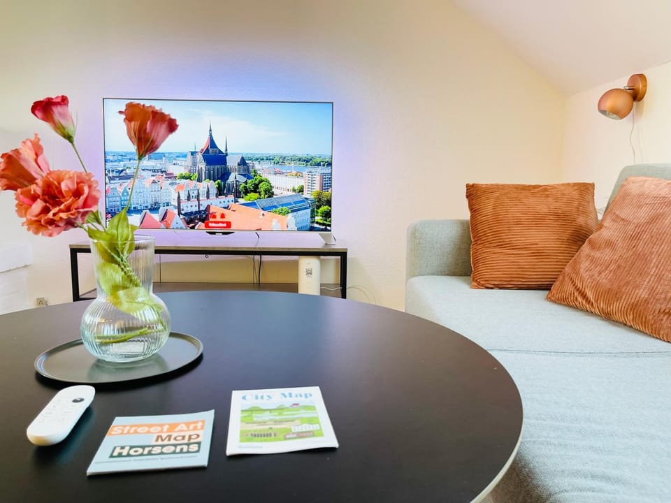 Communal lounge/ TV room, TV and multimedia, Living room, Decorative detail