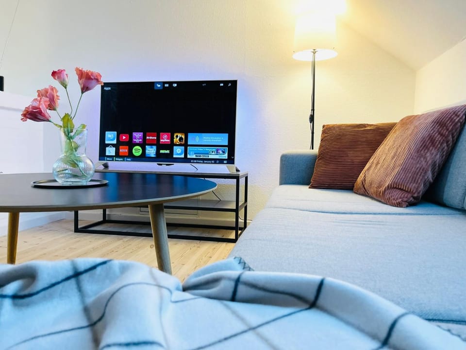 Communal lounge/ TV room, TV and multimedia, Living room, Seating area, Evening entertainment