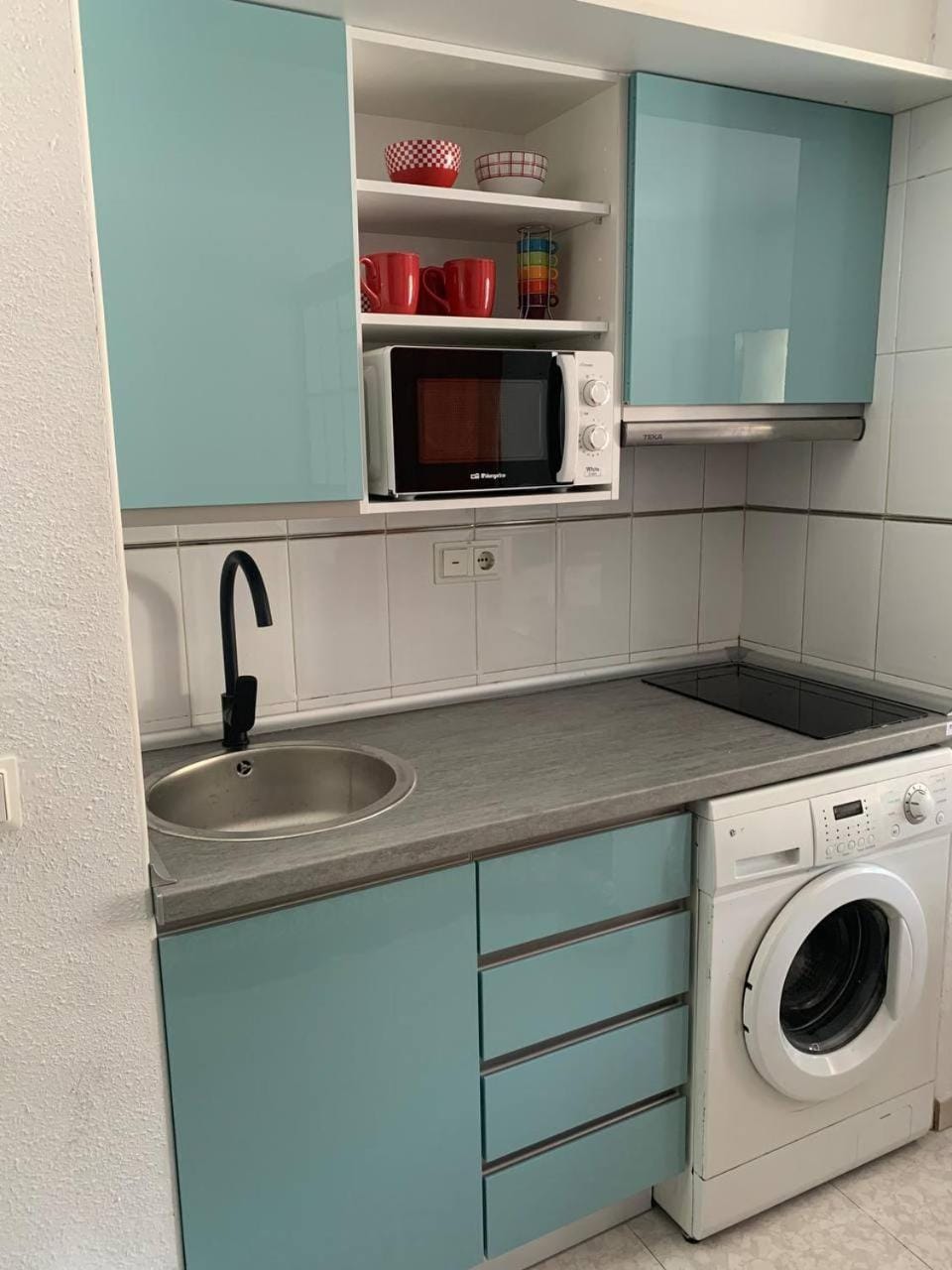 Kitchen or kitchenette, minibar, stove, washing machine