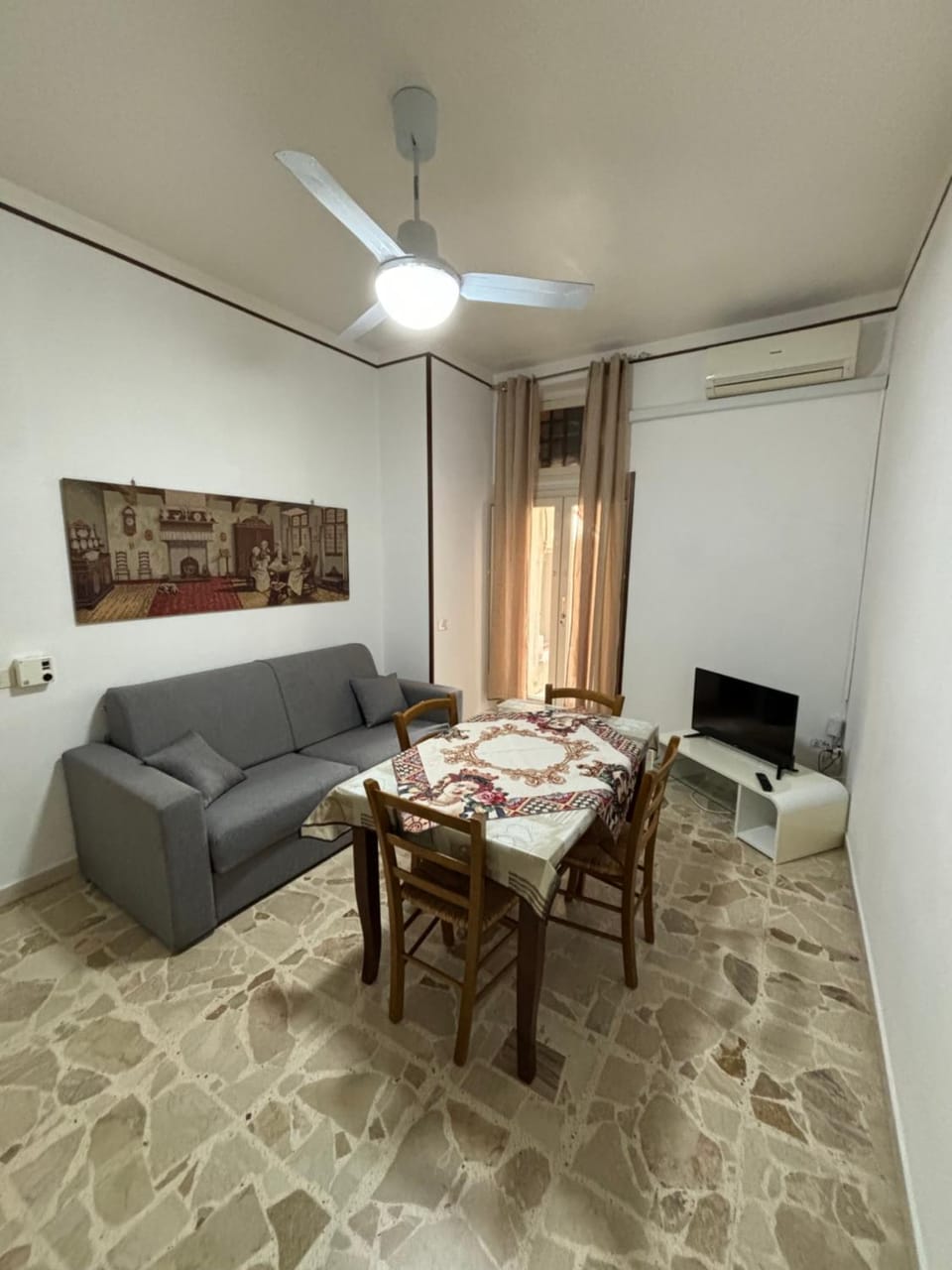TV and multimedia, Living room, Seating area, Dining area, fireplace
