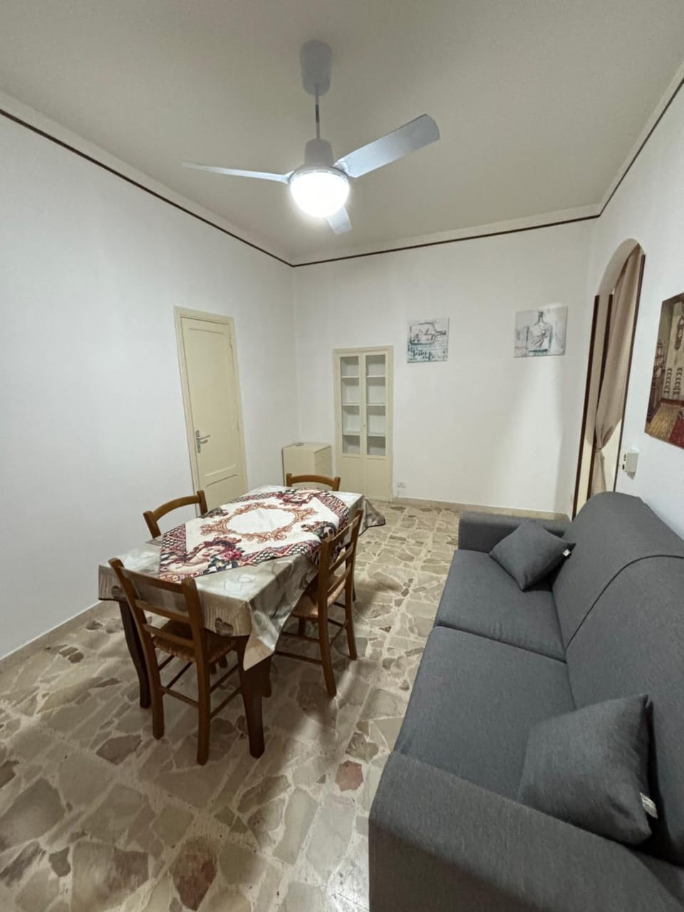 Living room, Seating area, Dining area, fireplace