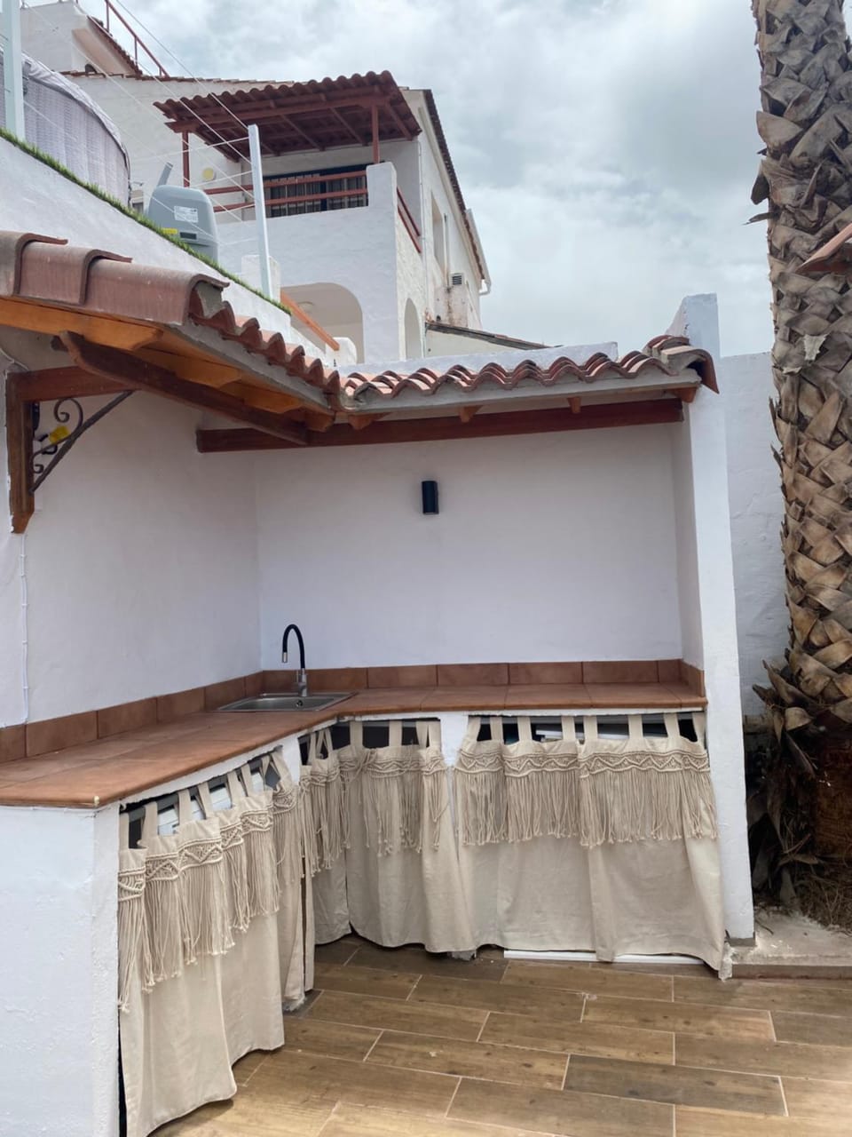 Patio, BBQ facilities, washing machine
