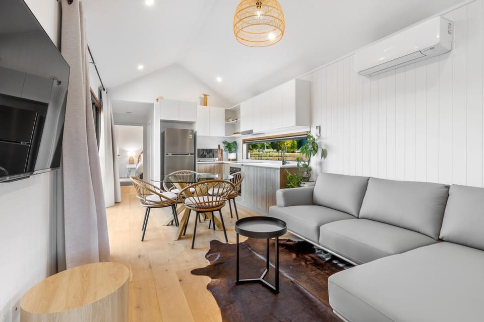TV and multimedia, Kitchen or kitchenette, Living room, Seating area, Dining area, air conditioner