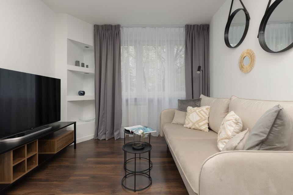TV and multimedia, Living room, Seating area, Evening entertainment