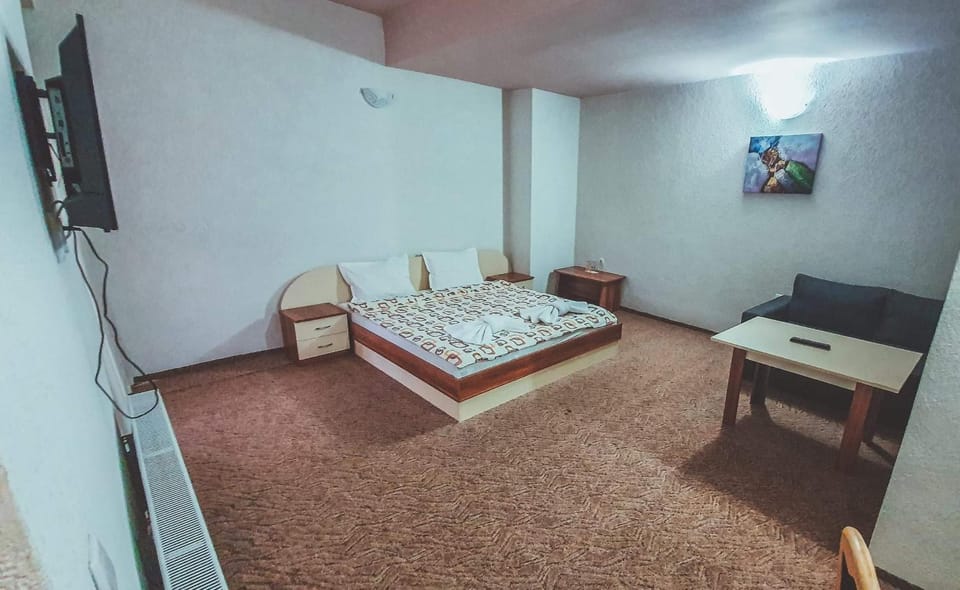 Communal lounge/ TV room, Bed, Photo of the whole room, Bedroom