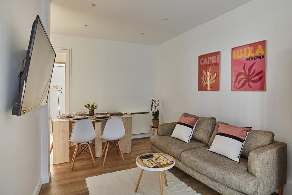 TV and multimedia, Living room, Seating area, Dining area