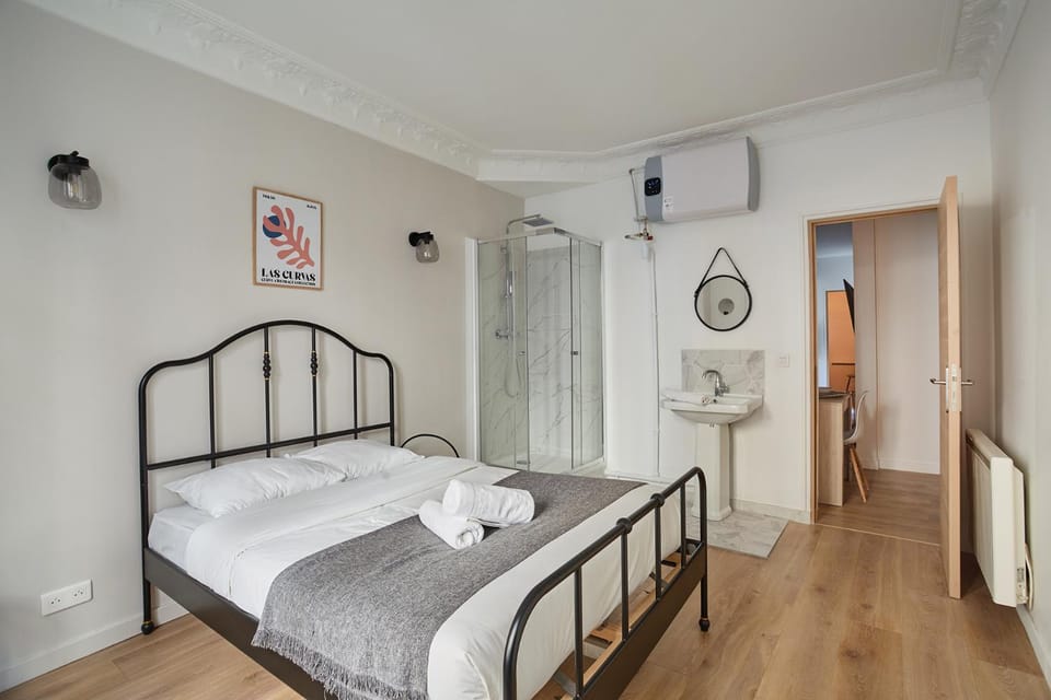 Bed, Bathroom, Photo of the whole room, Bedroom, towels