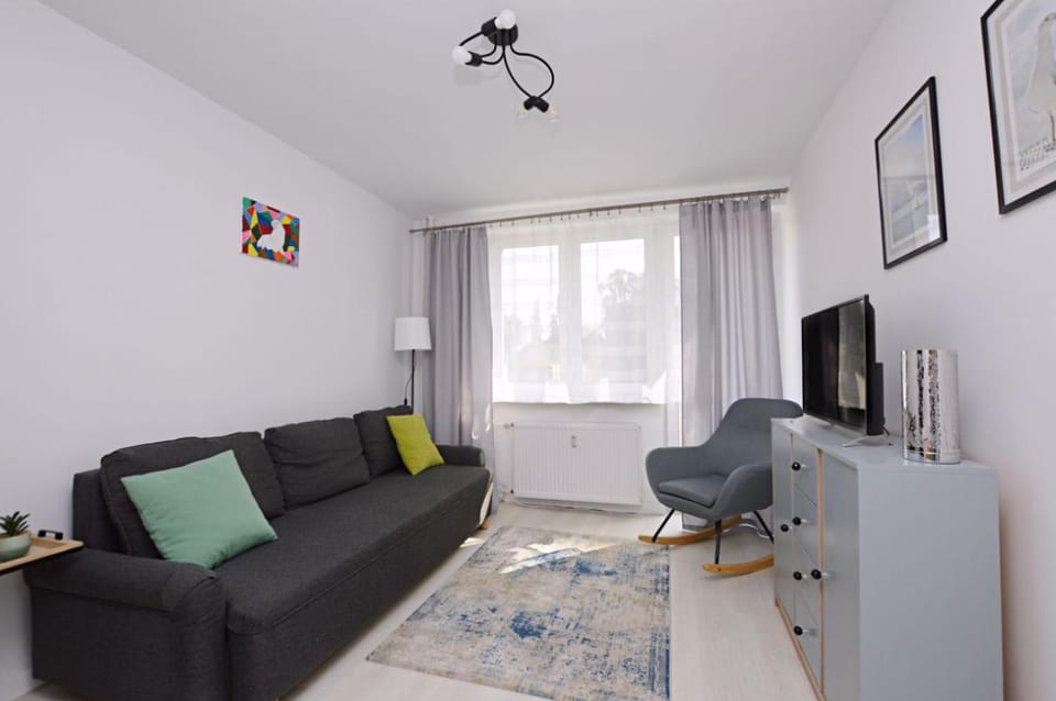 Facade/entrance, TV and multimedia, Living room, Seating area