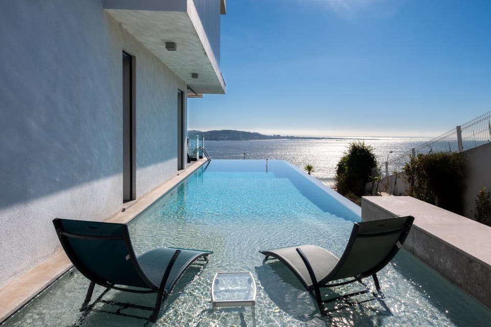 Modern Villa with Sea & River View Pool and Gym. Villa in Lisbon District