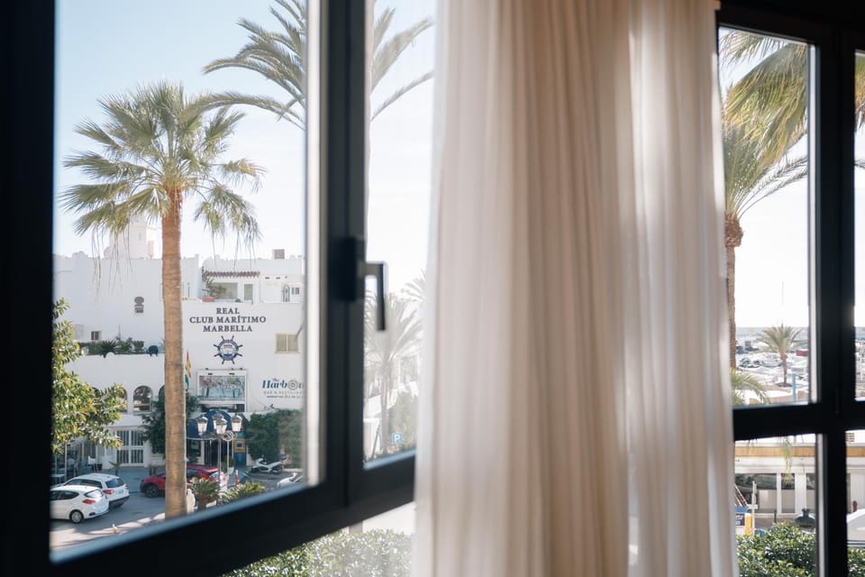 Apartamento en pleno paseo marítimo de Marbella. Apartment in Marbella