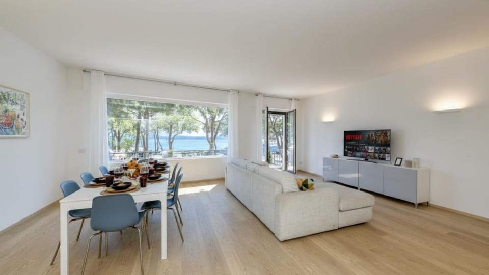 TV and multimedia, Kitchen or kitchenette, Living room, Seating area, Dining area